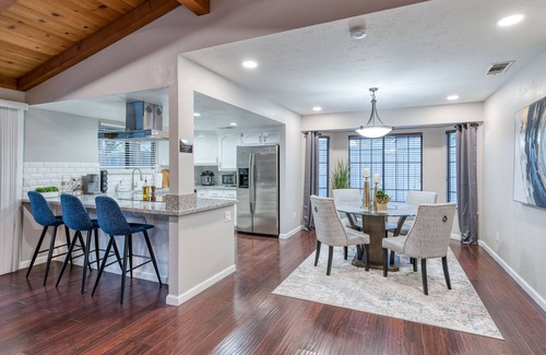 Raisin House | Pool| Game Room|3/2|Sleeps 10:Class Act in Fresno!