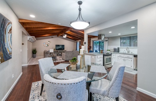 Raisin House | Pool| Game Room|3/2|Sleeps 10:Class Act in Fresno!