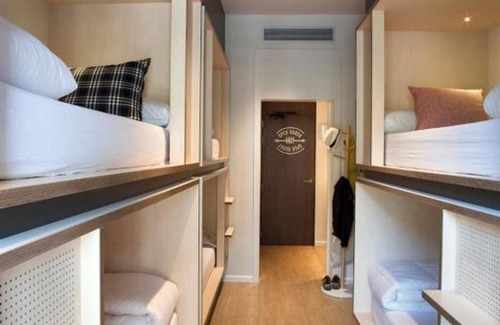 Esquerra de l'Eixample Bed & Breakfast | Pool Guest House in the center! Perfect for big groups, central location!