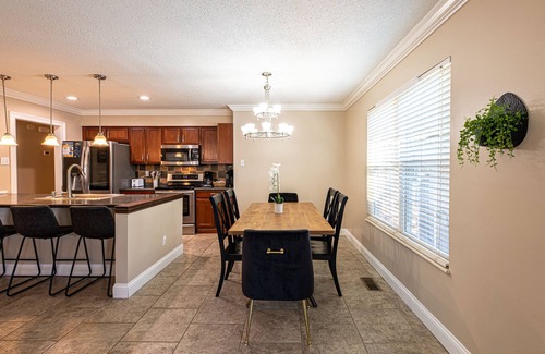 Ashley Oaks House | Pool Home~Basketball~Hot Tub~Firepit~Diving Board