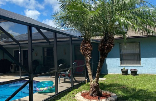 Interchange Square House | Pool home close to the beach
