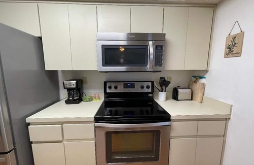 Spring Hill House | POOL HOME LARGE AND SPACIOUS 15 MIN TO WEEKI WACHEE SPRINGS PARK -