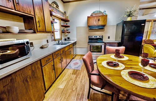 Loxley House | Pool/Hot tub/2 kings/4 adults/guest house/fire pit
