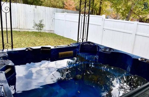 Kerrville Apartment | Pool & Hot Tub, 3BR Hill Country oasis, blocks away from quaint downtown Kerrvil