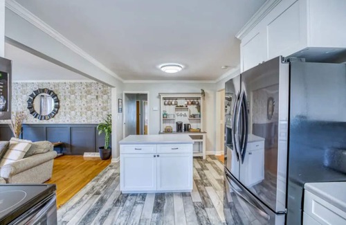 Skyland House | Pool! Hot Tub! 6 Miles to Downtown! Dogs Welcome!