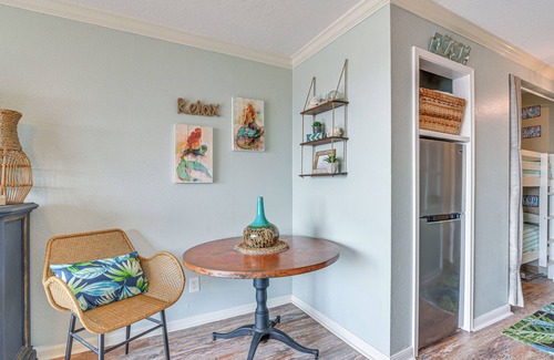 Galveston Condo | Pool & Hot Tub Access: Beachside Galveston Condo!