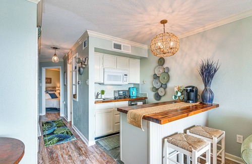 Galveston Condo | Pool & Hot Tub Access: Beachside Galveston Condo!
