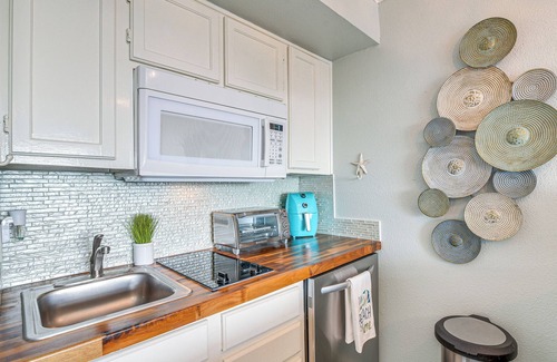 Galveston Condo | Pool & Hot Tub Access: Beachside Galveston Condo!