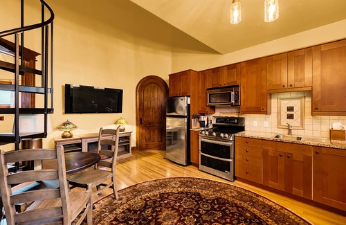 Draper Cottage | Pool, hot tub, fast access to ski resorts and other fun spots. Cozy and warm