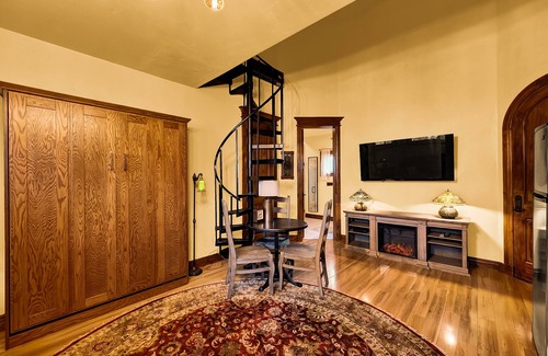 Draper Cottage | Pool, hot tub, fast access to ski resorts and other fun spots. Cozy and warm