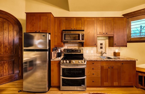 Draper Cottage | Pool, hot tub, fast access to ski resorts and other fun spots. Cozy and warm