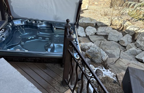 Draper Cottage | Pool, hot tub, fast access to ski resorts and other fun spots. Cozy and warm