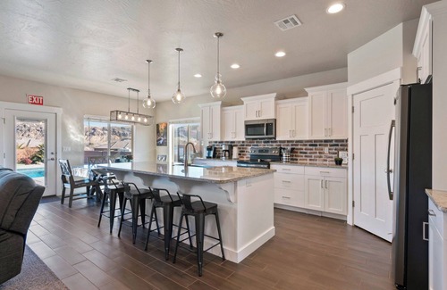 La Verkin House | Pool Hot Tub Fire Pit Water Slide Garage Parking