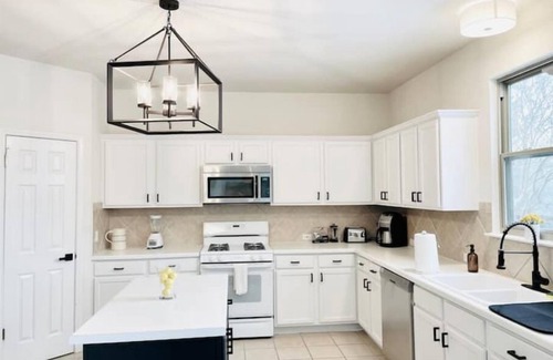 Pflugerville House | Pool/hot tub LUXE HUGE 4Rrms 10Beds Game rm near Kalahari!