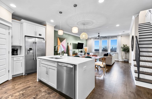 Talbot's Corner House | Pool & Hot Tub Oasis ★ Fire Pit & Grill ★ Rooftop ★ Mins to Broadway & Downtown!