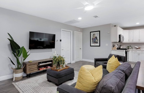 Grant Hill House | Pool, Hot Tub & Outdoor Lounge Near Beaches & Dining | Bella Casa