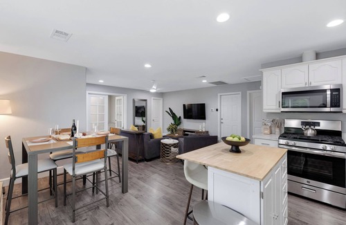 Grant Hill House | Pool, Hot Tub & Outdoor Lounge Near Beaches & Dining | Bella Casa