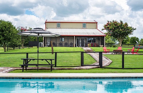 Brenham Cottage | ★ Pool, HotTub- Cardinal Cottage, RoundTop/Brenham