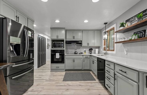 Green Bay House | Pool |HotTub|TheaterRoom|Sleeps 15|Grill|Games