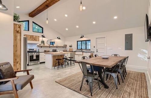 South Manchaca House | Pool House Fun & Relaxation: Spa & Game Room