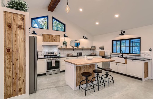 South Manchaca House | Pool House Fun & Relaxation: Spa & Game Room