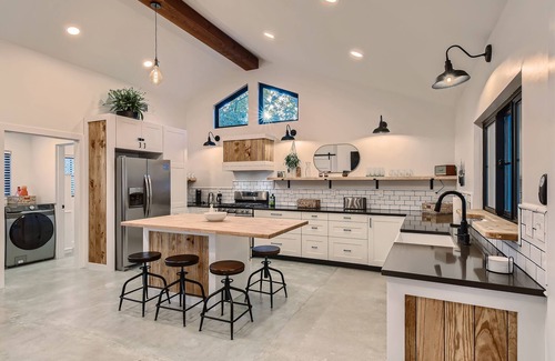 South Manchaca House | Pool House Fun & Relaxation: Spa & Game Room