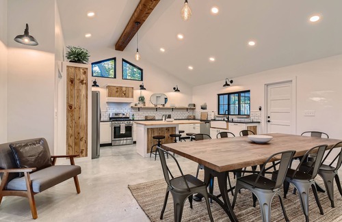 South Manchaca House | Pool House Fun & Relaxation: Spa & Game Room