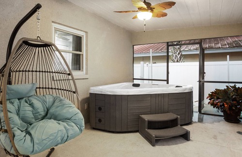 Town N County Park House | POOL HOUSE*JACUZZI*NEAR AIRPORT*BUSCH GARDENS* Raymond James Stadium*Beaches.