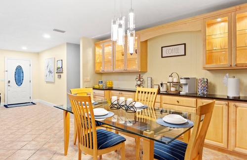 Town N County Park House | POOL HOUSE*JACUZZI*NEAR AIRPORT*BUSCH GARDENS* Raymond James Stadium*Beaches.