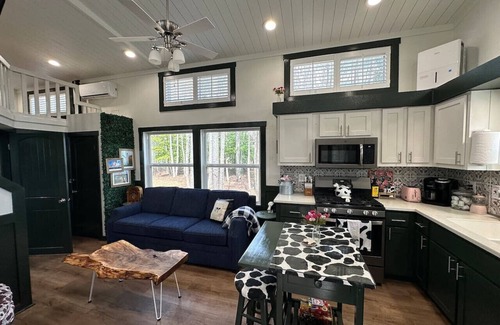 Mentone Apartment | Pool l Mountain VIEWS - Happy Cow Cottage