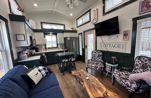 Mentone Apartment | Pool l Mountain VIEWS - Happy Cow Cottage