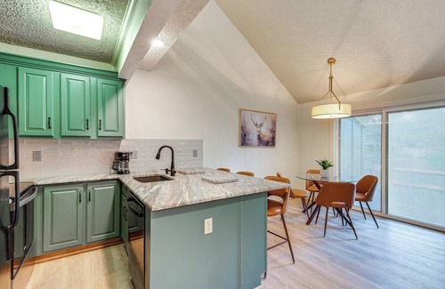 White Haven Condo | Pool & Marina Access: Condo w/Deck in Jim Thorpe