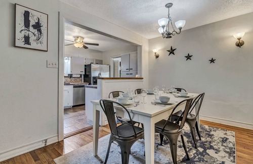 Jefferson House | Pool! Mins to Downtown & Alamo - Huisache Retreat