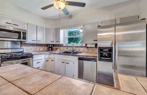 Jefferson House | Pool! Mins to Downtown & Alamo - Huisache Retreat