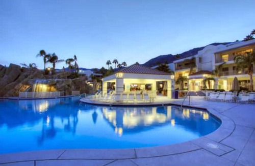 Canyon Corridor Condo | #POOL PARADISE! STUDIO for 4! WATERFALLS/POOL BAR!