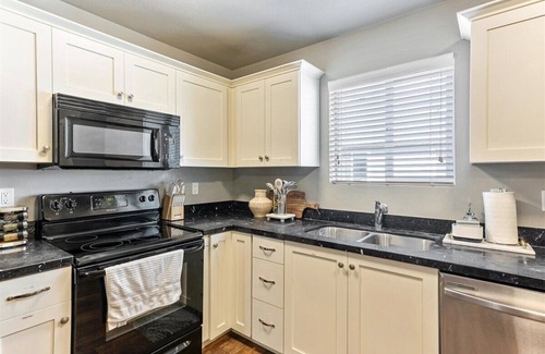 Vineyard House | Pool, pickle ball, Pet Friendly! 30+ day welcome!