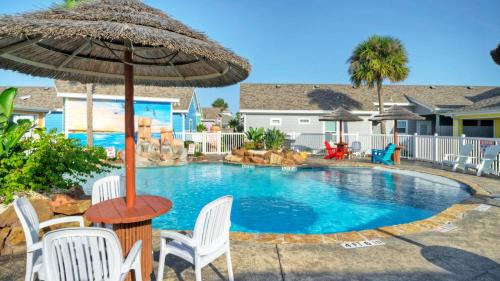 Port Aransas House | Pool Playground Patio Living Family-Friendly Clamshell Cottage by AvantStay