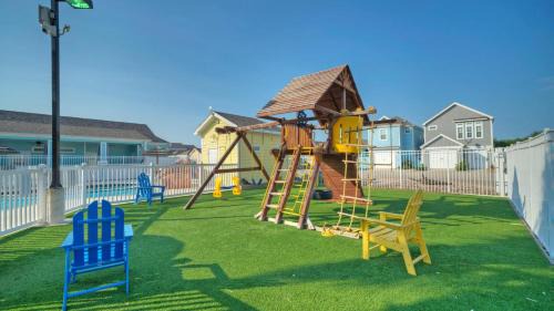 Port Aransas House | Pool Playground Patio Living Family-Friendly Clamshell Cottage by AvantStay