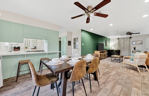 Arlington House | Pool - Playset - Stadiums - 6 Beds!
