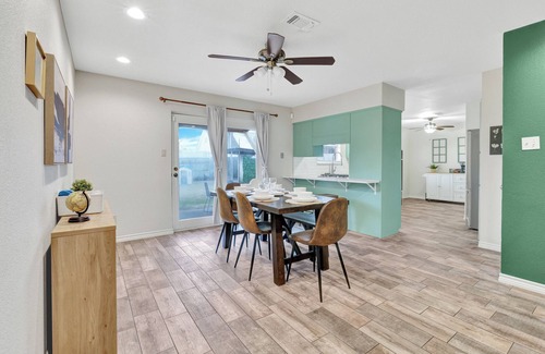 Arlington House | Pool - Playset - Stadiums - 6 Beds!