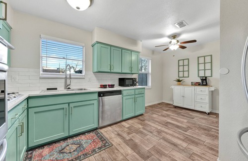 Arlington House | Pool - Playset - Stadiums - 6 Beds!