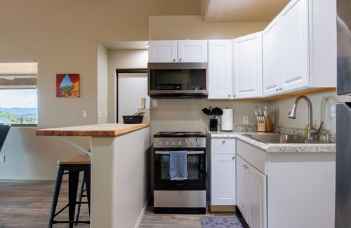 Cornville House | Pool, Sauna, Hot Tub, King Beds, easy access to Sedona! No checkout chores!