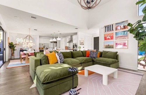 Bouldin House | Pool, Spa, FirePits, Speakeasy, Minigolf, Sleep 18