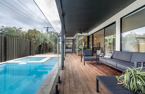 Rye House | Pool/Spa with the beach 150m away, sleeps 16