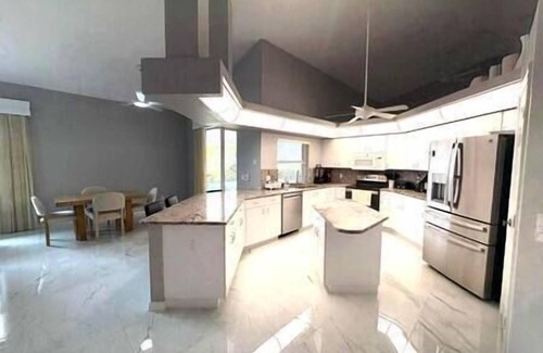 Pelican House | Pool & Spa with Waterfront Views, Kayaks, Fishing!