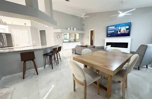 Pelican House | Pool & Spa with Waterfront Views, Kayaks, Fishing!