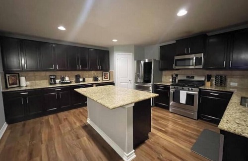 Wetmore House | Pool table 4 Kings 5 TVS Near JW Marriott TPC