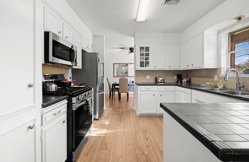 South Side House | Pool Table+King Bed+BBQ+GYM+ChalkWall+Horseshoes+ArcadeGames+Pancakes+Coffee