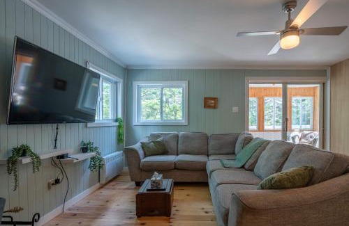 Chertsey Ski Chalet | Pool table - Le chalet au bord du lac