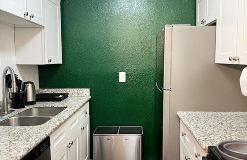 Greater Heights Apartment | Pool Table | Luxury 1Bed Apt in Downtown & Heights